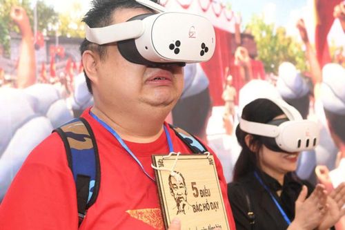 Du khách Hàn Quốc bật khóc khi 'gặp' Bác Hồ trên Quảng trường Ba Đình 1945