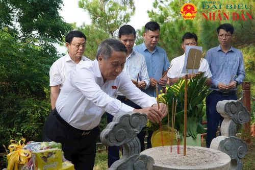 Đoàn ĐBQH tỉnh Quảng Trị dâng hương viếng mộ Đại tướng Võ Nguyên Giáp