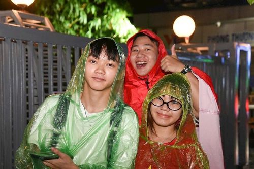 Dòng người đội mưa xếp hàng chờ trải nghiệm thực tế ảo VR 'Trở về thời khắc thiêng liêng'