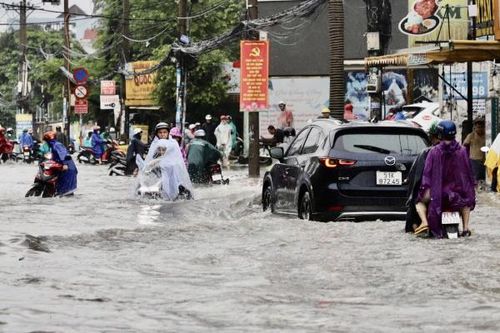 Mưa kéo dài, nhiều tuyến đường ở TP Hồ Chí Minh ngập nặng