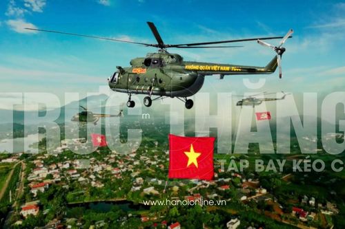Đội hình trực thăng hợp luyện kéo cờ trên bầu trời Hà Nội