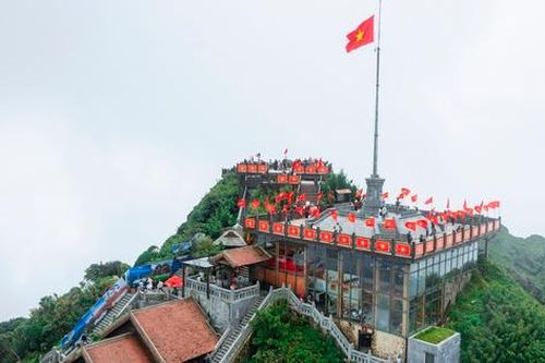 Fansipan rộn ràng với lễ hội Mùa vàng Bản Mây