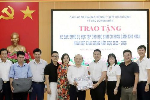 Hội Khuyến học Nghệ An tiếp nhận hàng trăm phần quà của Câu lạc bộ nhà báo xứ Nghệ