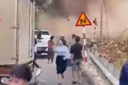 Clip: Kinh hoàng khoảnh khắc hàng trăm m3 đá từ trên cao bất ngờ trượt xuống, lấp kín mặt đường ở Sơn La, người dân hoảng loạn tháo chạy