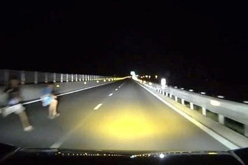 Thót tim: Hai 'bóng ma' vụt qua cao tốc, suýt xảy ra tai nạn thảm khốc
