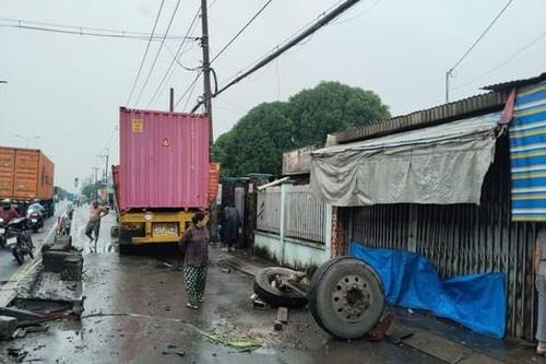 Xe container cày nát dải phân cách, rụng bánh ra ngoài