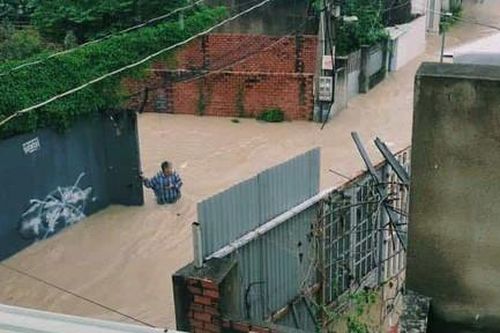 Mưa lớn lúc rạng sáng, nhiều nhà dân bị ngập nặng, giao thông khó khăn