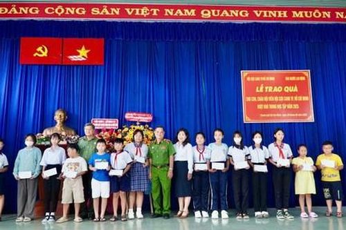 Hội Cựu CAND TPHCM tặng quà học sinh hoàn cảnh khó khăn dịp năm học mới