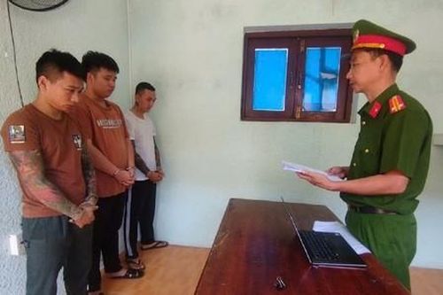 3 đối tượng khống chế đôi nam nữ đưa lên ôtô gây sức ép để cướp tài sản