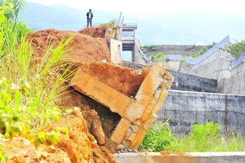 Hồ chứa nước trăm tỷ ở Lâm Đồng: Hứa hẹn tưới tiêu, thực tế sạt lở tiêu điều