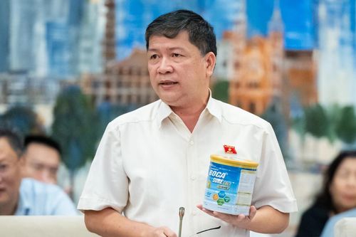Cầm hộp sữa 'nghi là giả', đại biểu Quốc hội chất vấn trách nhiệm của bộ ngành