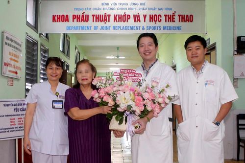 Bệnh nhân 69 tuổi đi lại bình thường sau nhiều năm khớp gối biến dạng nặng
