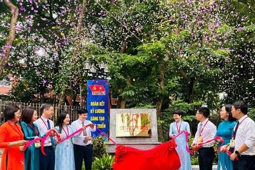 Gắn biển công trình Vườn hoa phường Kim Liên chào mừng Đại hội Đảng bộ phường