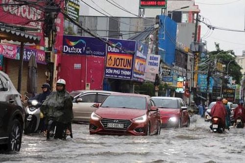 TP Hồ Chí Minh: Mưa lớn gây ngập sâu, người dân vất vả di chuyển