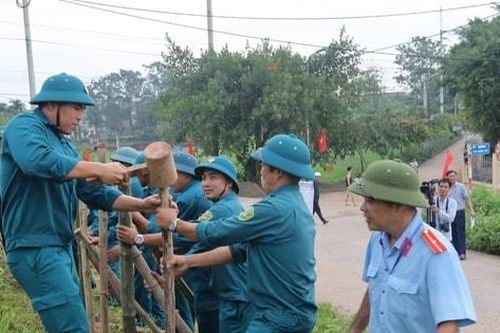 Giữ an toàn đê hữu Hồng đoạn xã Vật Lại