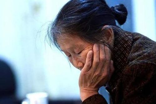 Nghỉ hưu, mẹ chuyển đến sống cùng nhà con gái: Bài học tuổi già đắt giá từ hai múi sầu riêng