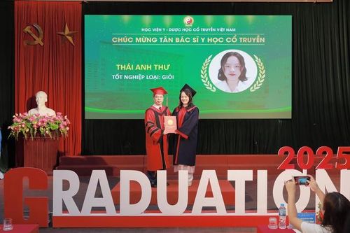 Trao bằng tốt nghiệp cho gần 1.000 sinh viên Học viện Y – Dược học cổ truyền Việt Nam