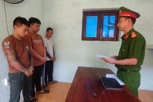 Nhóm thanh niên khống chế, ép đôi nam nữ lên xe ô tô để cướp 27 triệu đồng