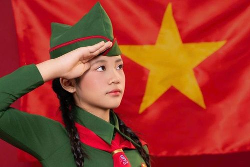 Tà áo dài xanh của cô bé 10 tuổi và câu chuyện yêu nước