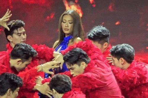 Miss Cosmo Tata gây ngạc nhiên với màn hát chay ca khúc 'Girl On Fire'