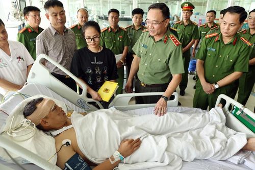 Thượng tướng Phạm Thế Tùng, Thứ trưởng Bộ Công an thăm, động viên chiến sỹ Cảnh sát cơ động bị thương khi làm nhiệm vụ