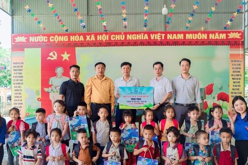 Hơn 1.600 cuốn sách giáo khoa được trao tặng học sinh vùng bị ảnh hưởng bão số 3 trước thềm năm học mới