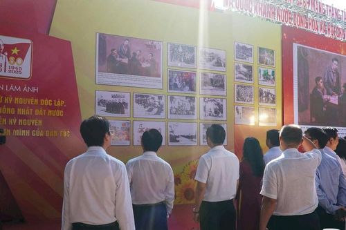 Hàng trăm ảnh, tư liệu tại triển lãm 'Từ kỷ nguyên độc lập, thống nhất đất nước đến kỷ nguyên vươn mình của dân tộc'