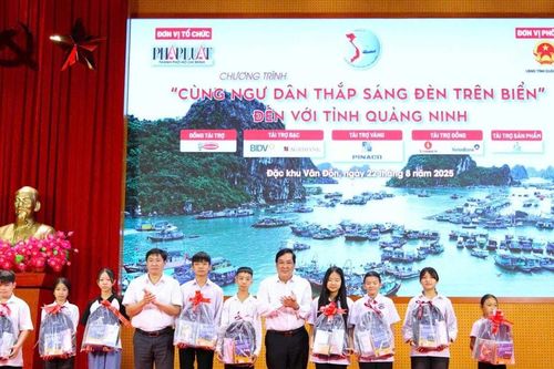Cùng ngư dân Quảng Ninh thắp sáng đèn trên biển