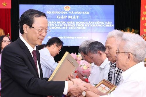 Gặp mặt, tri ân các nhà giáo đi B