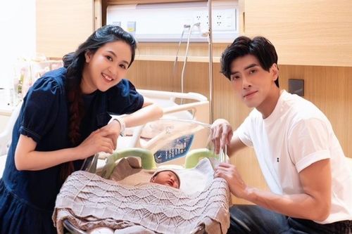Phương Hằng sinh con