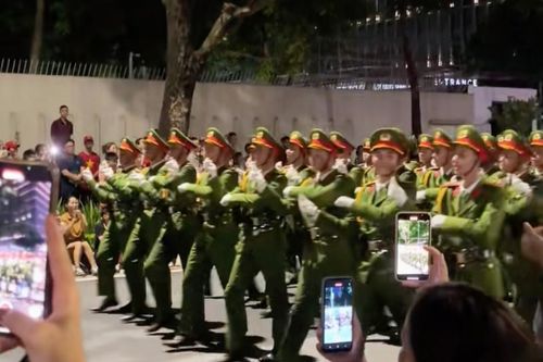 Chiến sĩ 'thả tim' trong buổi tổng hợp luyện tối 21/8
