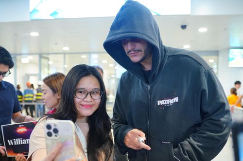 DJ Snake, J Balvin khiến fan phấn khích khi xuất hiện ở Nội Bài