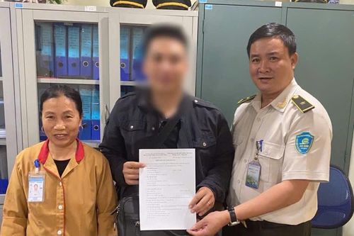 Khách bỏ quên túi xách có 330 triệu đồng ở sân bay Nội Bài