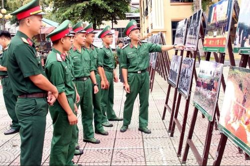 Triển lãm ảnh kỷ niệm 80 năm Ngày truyền thống lực lượng vũ trang Sơn La