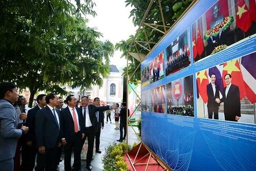 Khai mạc triển lãm ảnh '80 năm Ngoại giao Việt Nam: Vinh dự và Tự hào'