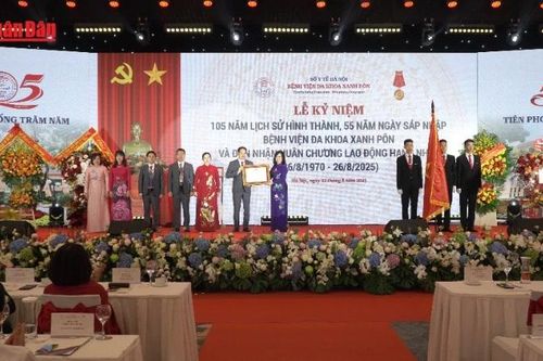 Bệnh viện Xanh Pôn đón nhận Huân chương Lao động hạng Nhất