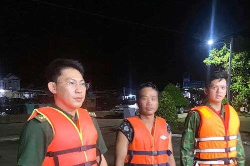 Kịp thời cứu 2 ngư dân gặp nạn trên vùng biển Cà Mau