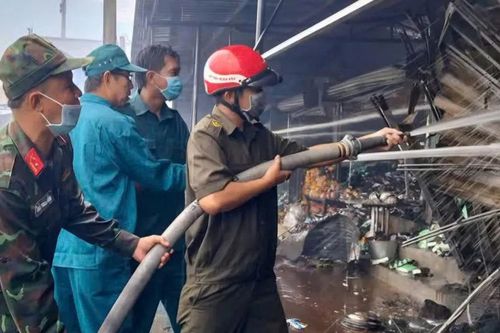 Cà Mau: Phóng hỏa vì ghen tuông, 56 ki-ốt chợ Thanh Tùng bị thiêu rụi