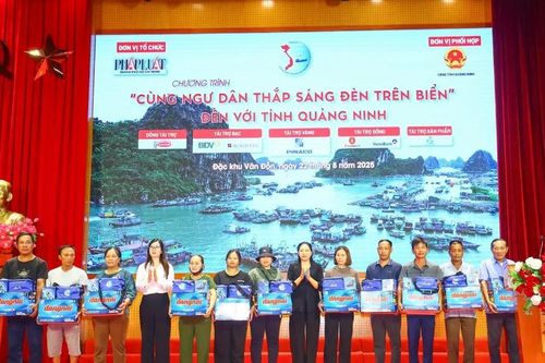 'Cùng ngư dân thắp sáng đèn trên biển' đến với đặc khu Vân Đồn
