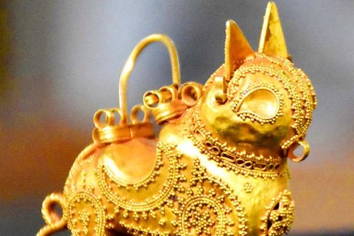 Khám phá bông tai vàng hình linh miêu thời trung cổ