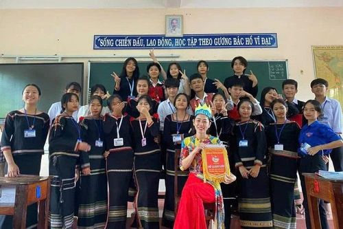 Cô giáo Ngữ văn cùng học trò gìn giữ văn hóa dân tộc