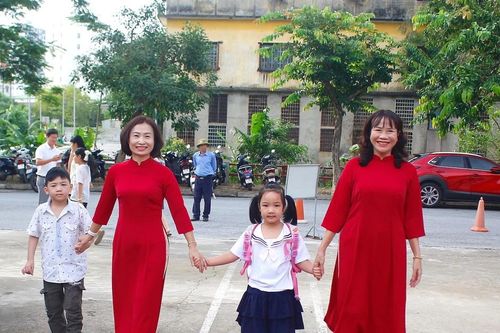 Học sinh lớp 1 Hưng Yên nô nức ngày tựu trường