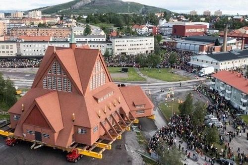 Xem cách toàn bộ nhà thờ được di chuyển qua một thành phố ở Thụy Điển