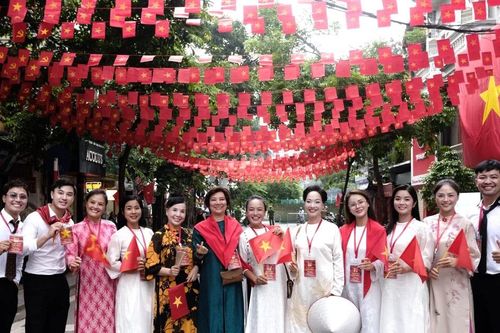 NSND Lê Khanh cùng dàn sao trẻ nô nức chuẩn bị mừng đại lễ
