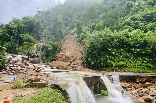 Mưa lớn gây sạt lở, nhiều tuyến đường giao thông Tuyên Quang bị chia cắt
