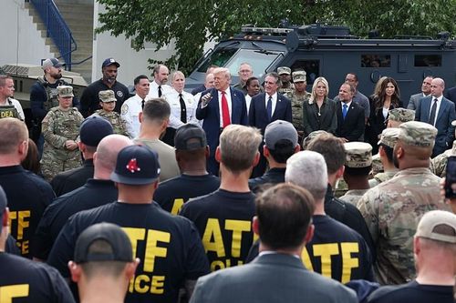 Tổng thống Mỹ Donald Trump 'thân chinh' đi tuần tra thủ đô