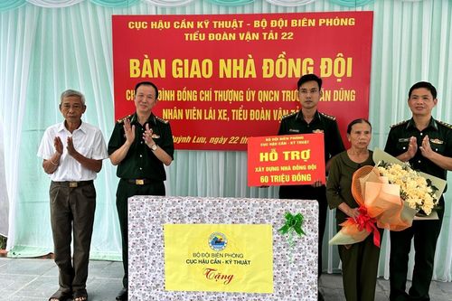 Bàn giao 'Nhà đồng đội' cho quân nhân Tiểu đoàn Vận tải 22