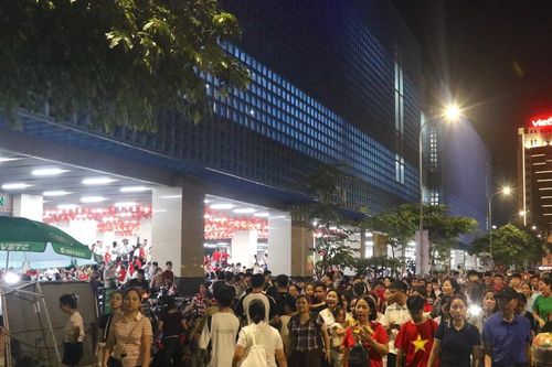 Hàng nghìn người ở ga Cát Linh sau chương trình hợp luyện diễu binh