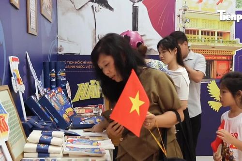 Người dân hào hứng 'săn đón' ấn phẩm đặc biệt về hành trình lịch sử của Bác Hồ