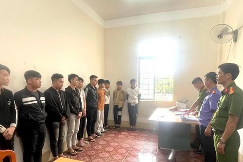 Nhóm đối tượng hỗn chiến, đuổi nhau quanh quảng trường ở Gia Lai